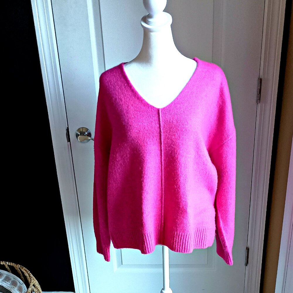 NWOT! VINCE CAMUTO V NECK SWEATER SZ M